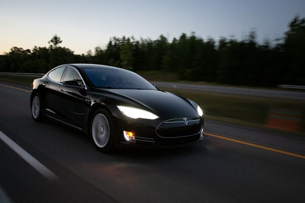 What's the Best Method for Removing Swirl Marks from a Black Tesla Model S?